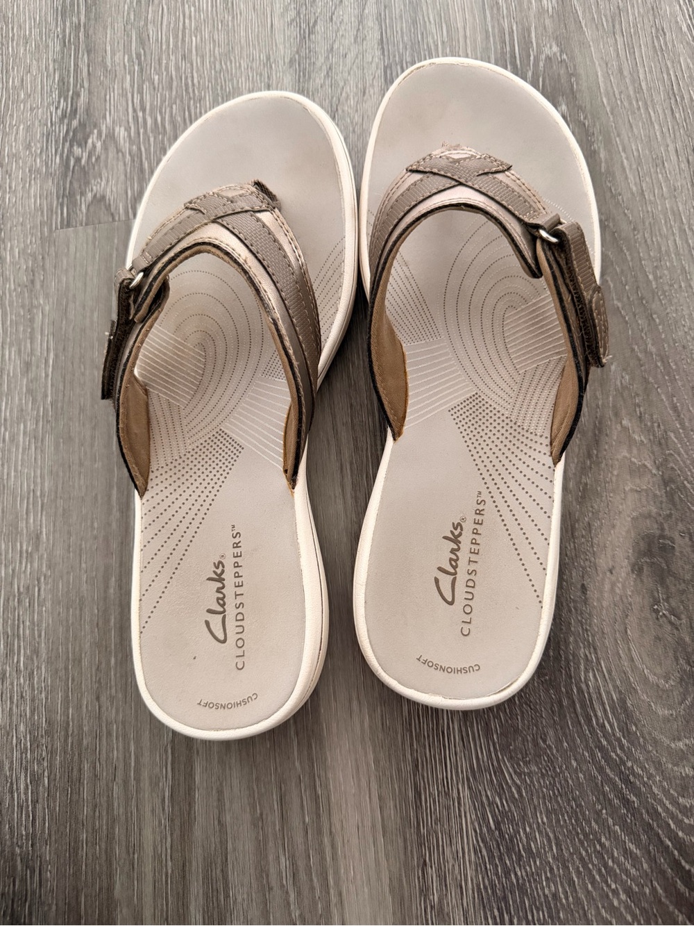 Clarks Women’s Cloudsteppers Taupe/Brown Thong Sandals